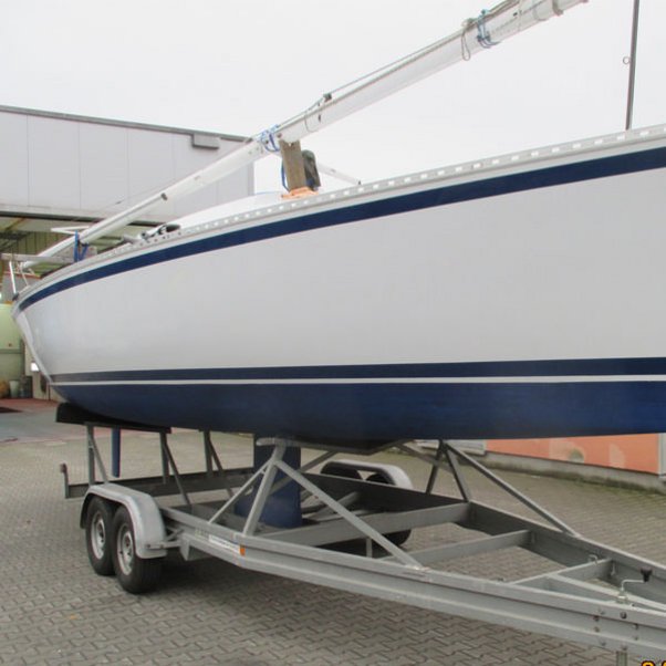Unsightly and faded gelcoat? Time for a yacht paint job at heller Lackiererei GmbH