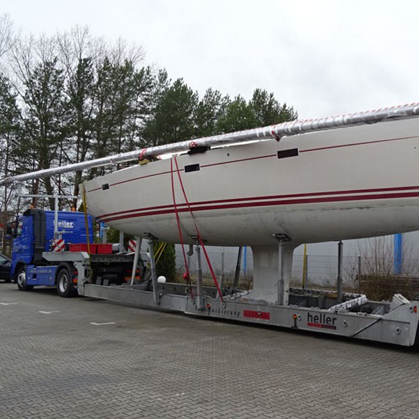 A sailing yacht with a hull length of 14.19 metres on heller Lackiererei GmbH's own low-loader